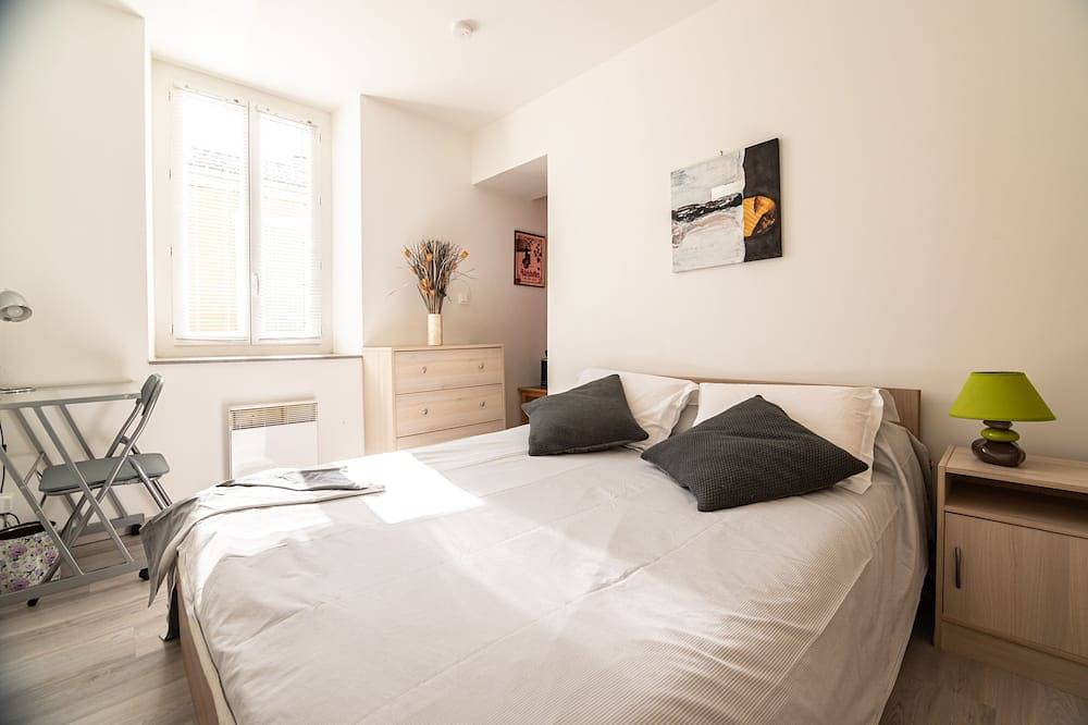 Entire apartment, T2 Mezzanine Historic Center in Saint-Paul-Trois-Châteaux, Nyons region