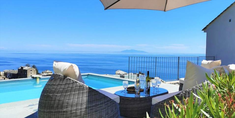 Location de vacances pour 8 personnes, avec vue ainsi que piscine et balcon à Brando - 2