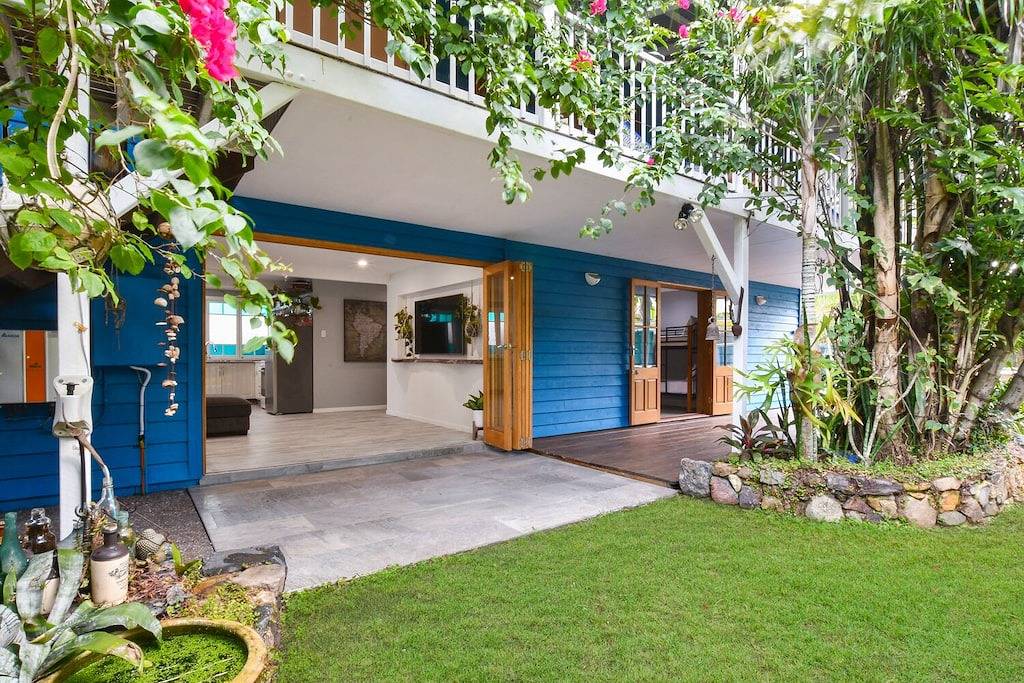 Auf der anderen Straßenseite vom Strand entfernt in Mudjimba, Sunshine Coast