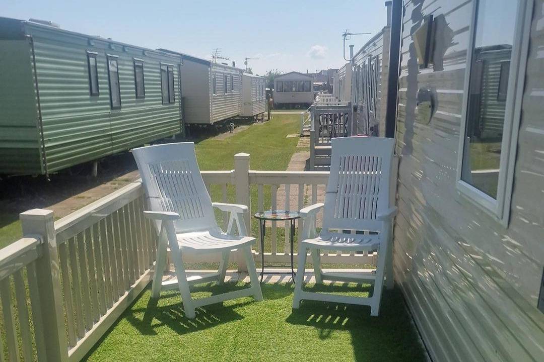 3 Bed Caravan - Sleeps 8 - Pool - Pet Friendly in Ingoldmells, Lincolnshire
