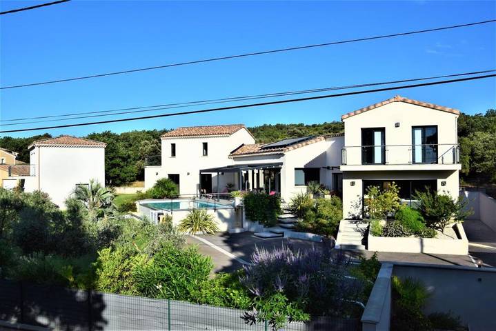 Villa pour 8 personnes, avec jardin ainsi que piscine et jacuzzi, adapté aux familles