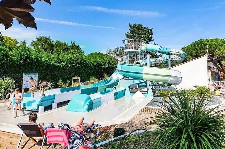 Camping pour 6 personnes, avec terrasse et piscine ainsi que jacuzzi et sauna à Vaux-sur-Mer