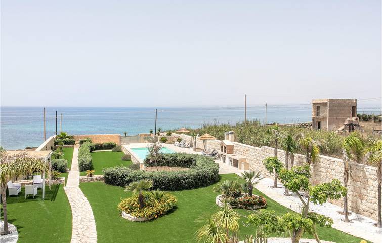 Apartamento con vistas al mar, WiFi, aire acondicionado, piscina y aparcamiento in Maucini, Pachino