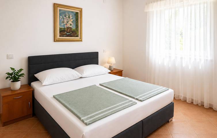 Ganze Ferienwohnung, Gemütliche 2-Zimmer-Wohnung mit Terrasse, 200 m von der Küste in Sutomiscica entfernt in Plaža Jaz, Poljana