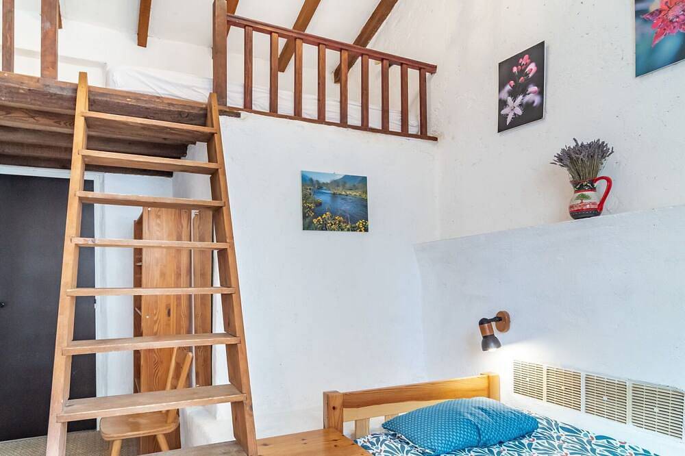 Beautiful private villa for 8 guests with private pool, Wifi, Tv, terrace, pets allowed and park... in Flassans-sur-Issole, Brignoles region