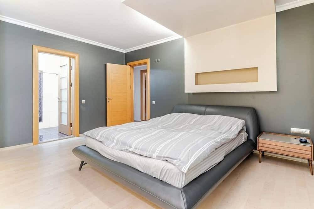 Entire apartment, 3-bedroom private garden apartment in amazing Kusadasi with Wifi, pool, Ac in Kusadasi, Aydın Province