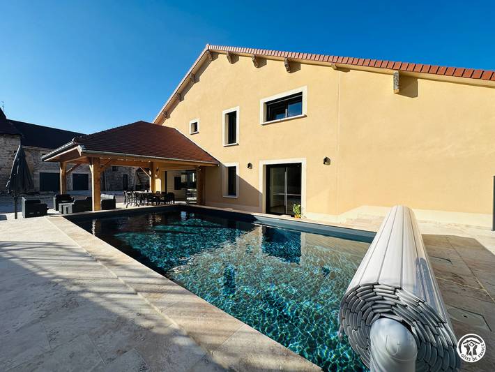 Gîte pour 2 personnes, avec Jacuzzi ainsi que Terrasse et Piscine à Salives