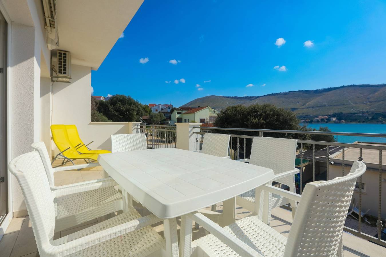 Ganze Wohnung, 2-Zimmer-Ferienwohnung am Strand Grebastica, Sibenik A-23955-b in Grebastica, Šibenik-Knin