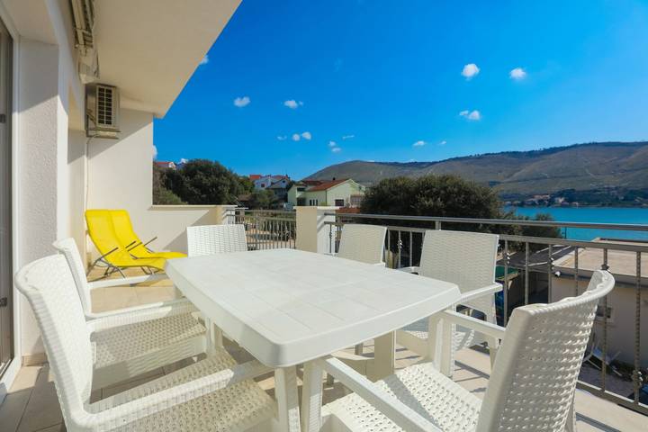 Ganze Wohnung, 2-Zimmer-Ferienwohnung am Strand Grebastica, Sibenik A-23955-b in Grebastica, Šibenik-Knin