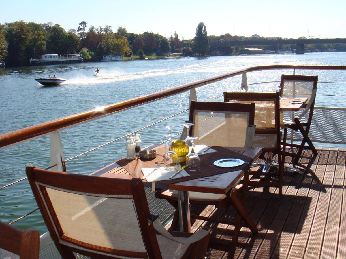 Exigehome-Large houseboat with rooftop and spa near Paris in Saint-Cloud, Hauts-de-Seine