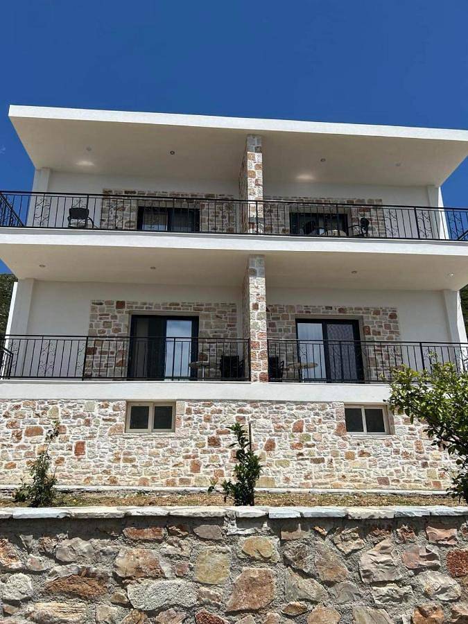 Maison d’hôte pour 3 personnes, avec jardin et vue dans Dhërmi
