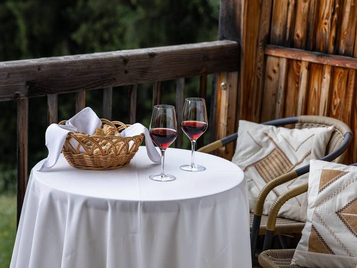 Apartamento inteiro, Suite Familiar 'Lettnerhof - Familysuite Balcony 4.' com varanda, vista montanha e Wi-Fi in Monguelfo, Dolomitas do Leste