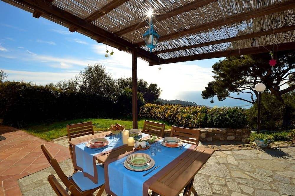 Ferienhaus mit herrlichem Meerblick, privatem Garten und Wlan in Oneglia, Imperia