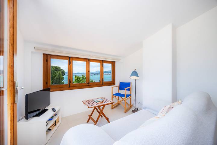Apartamento inteiro, Apartamento 'Faro Attic B' com vista para o mar, Wi-Fi e ar condicionado in Port de Pollença, Pollença