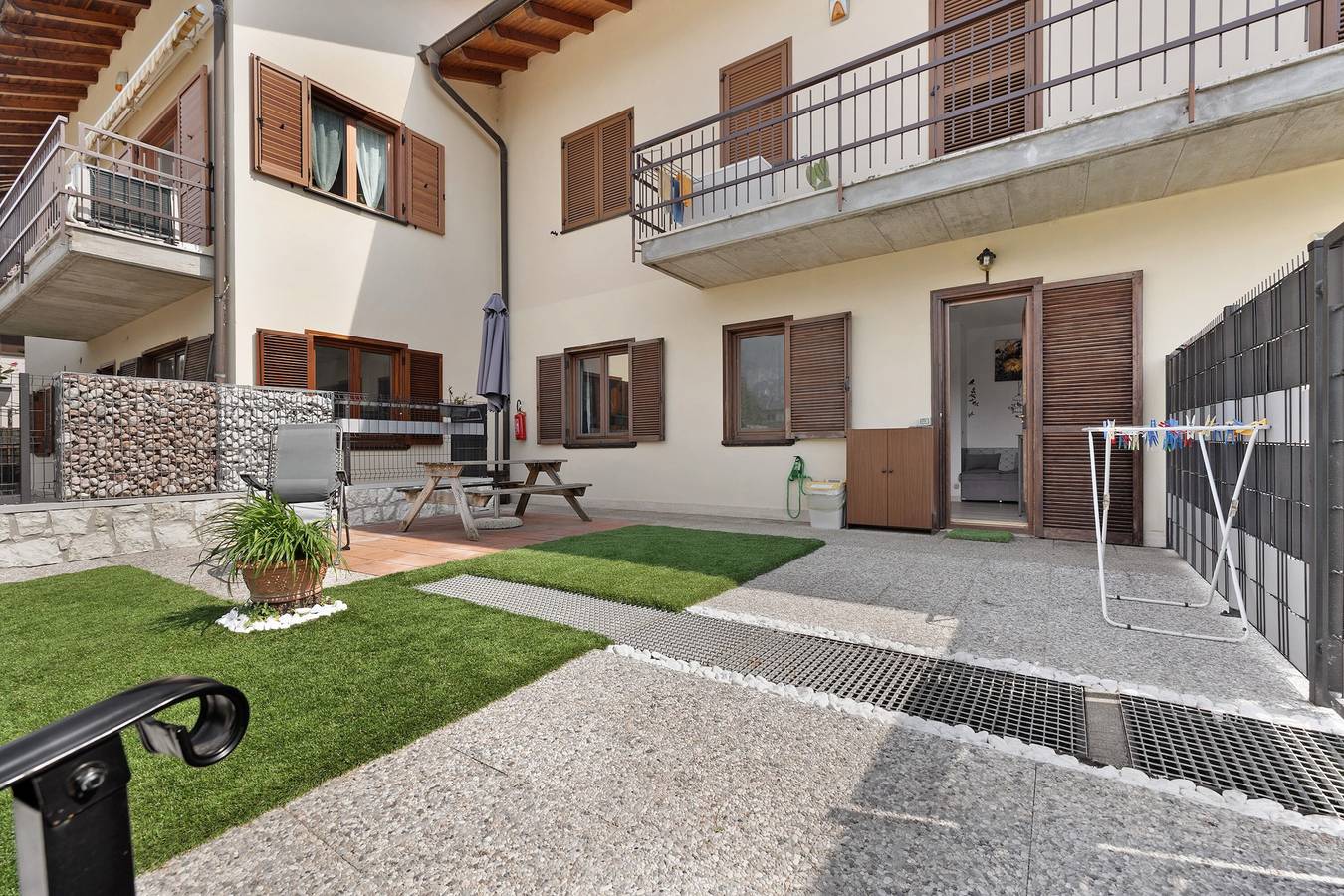 Ganze Wohnung, Ferienwohnung 'Zoe' mit Bergblick, privatem Garten und Wlan in Bolognano (Arco), Arco