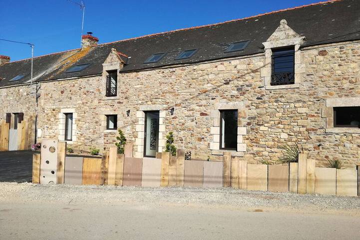 Gîte pour 15 personnes, avec jardin et piscine ainsi que jacuzzi et terrasse à Ambon