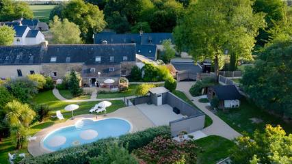 Gîte pour 4 personnes, avec terrasse ainsi que jardin et piscine à Pluherlin