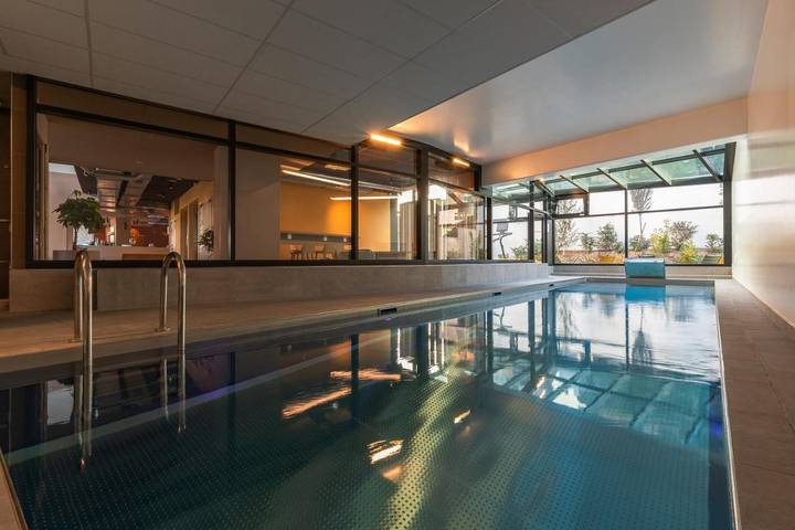 Hôtel pour 2 personnes, avec Terrasse ainsi que Jardin et Piscine dans Gare de Dijon-Ville