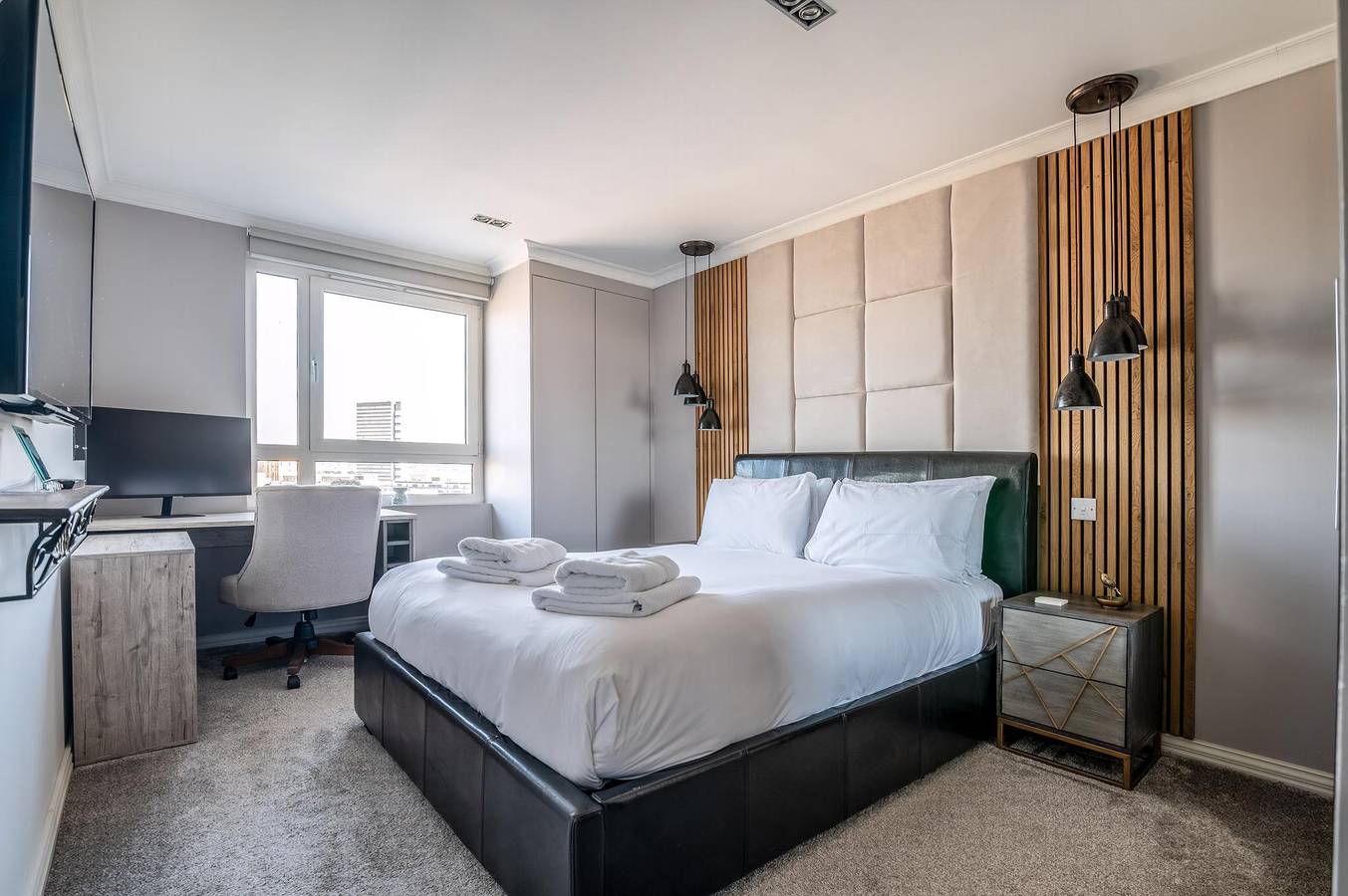 Entire apartment, Canary Wharf Retreat with Free Secure Parking in Tower Hamlets, London