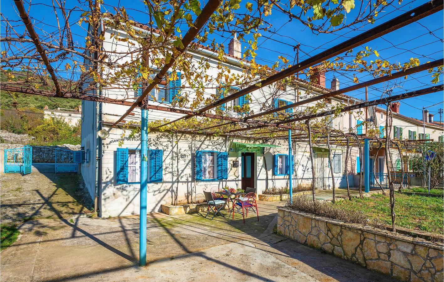 Reizende Ferienwohnung am Meer mit Terrasse und Annehmlichkeiten, 2 km vom Strand entfernt in Raša, Ostküste Istrien
