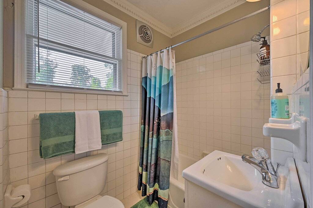 Bright Greensboro Escape ~ 1 Mi to Downtown in Greensboro, Guilford County