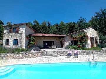 Location de vacances pour 6 personnes, avec piscine ainsi que terrasse et jardin à Callian