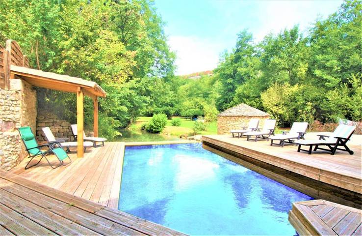 Location de vacances pour 8 personnes, avec Terrasse et Jardin ainsi que Piscine et Vue à Loze