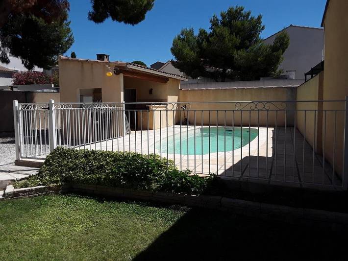 Location de vacances pour 6 personnes, avec piscine et jardin à Vedène