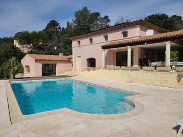 Cottage pour 2 personnes, avec vue et terrasse ainsi que jardin et piscine à Garéoult