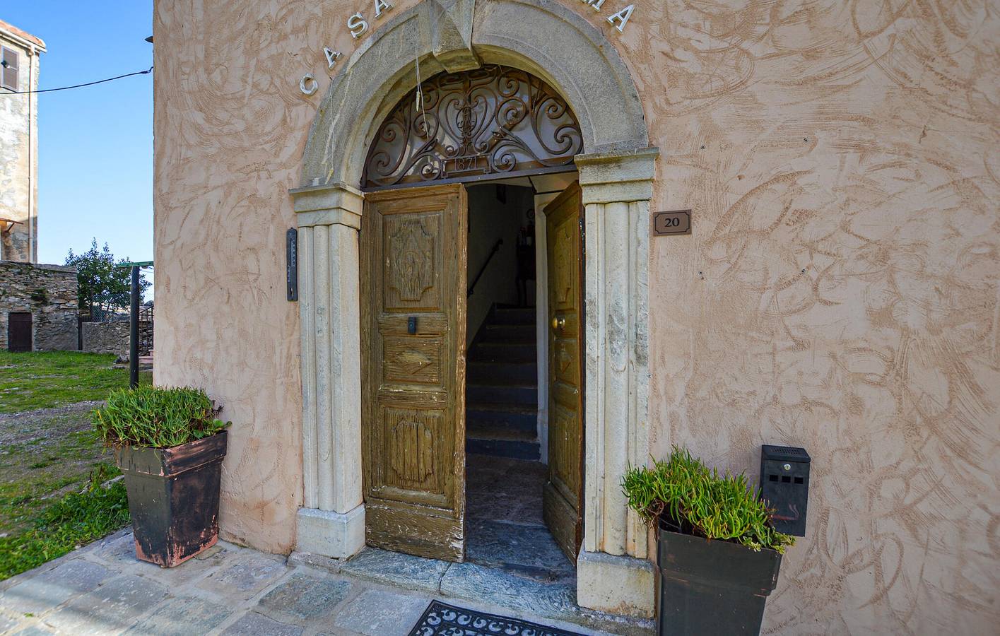Ganze Ferienwohnung, Modernes Apartment mit Pool und WiFi, Nähe Stadtzentrum in Santo-Pietro-di-Tenda, Calvi und Umgebung
