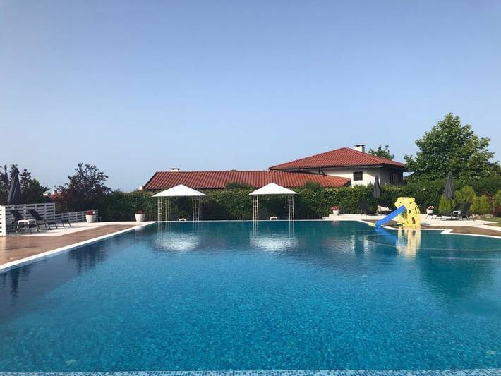 Casa rural para 4 personas, con piscina para niños y piscina además de jardín y vistas, Se admiten mascotas en Bulgaria