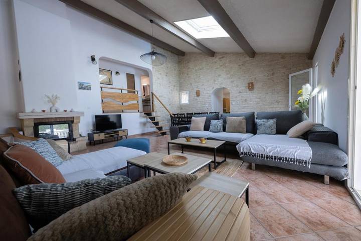 Location de vacances pour 10 personnes, avec jardin et piscine ainsi que vue et terrasse à Mimet - 2