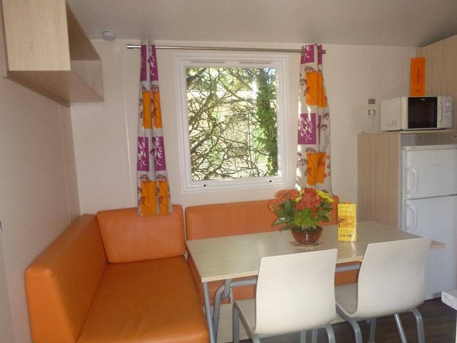 Flower Camping Les Paillotes en Ardeche - Mobilhome 4 personas - Mobil-home 24m² Standard (2bed - 4pers.) + cabaña de paja exterior in Ruoms, Ardèche