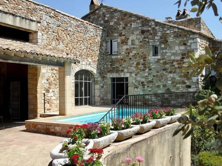 Location de vacances pour 12 personnes, avec piscine ainsi que vue et terrasse à La Capelle-et-Masmolène