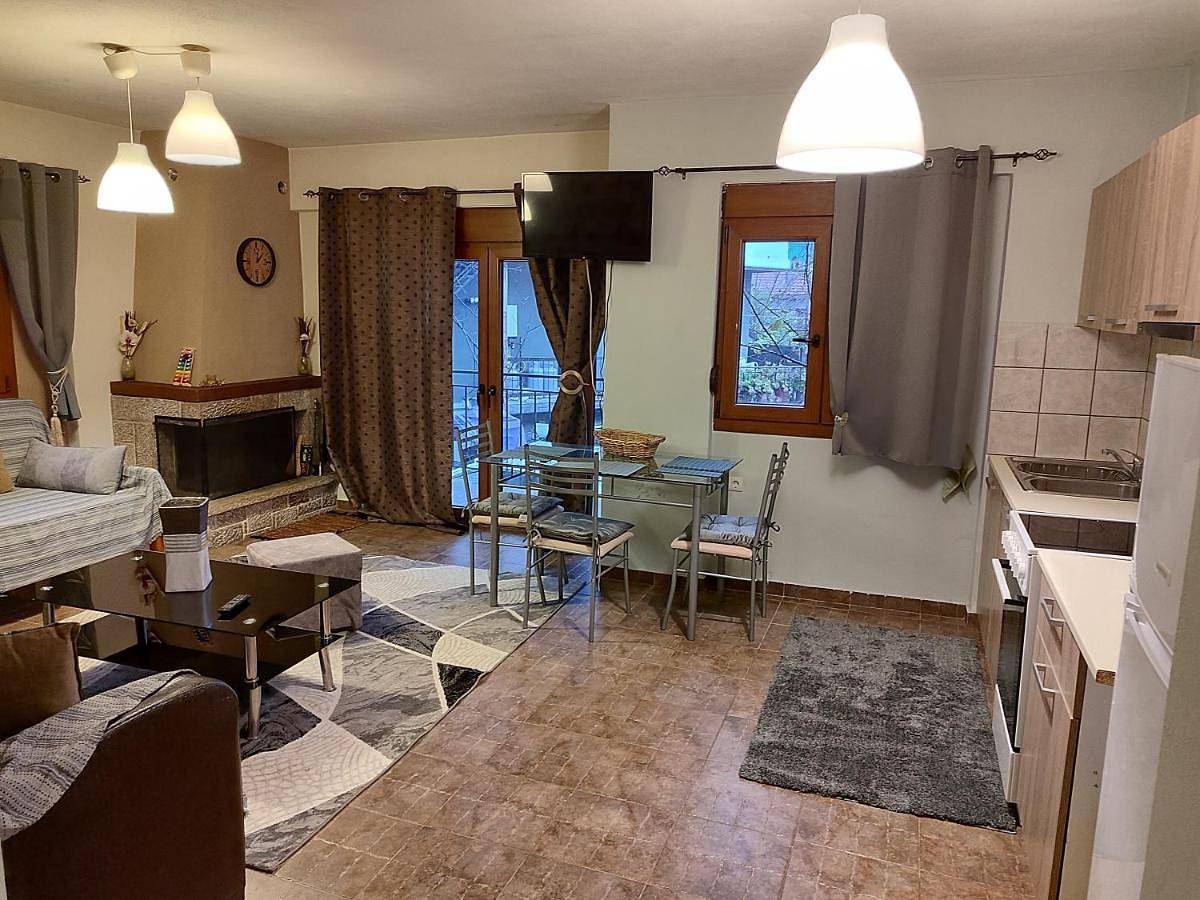 Apartamento entero, One-Bedroom Apartment with Balcony and Mountain View in Eptalofos, Región de Phocis