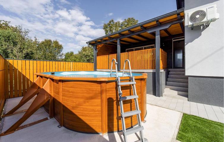 Ferienhaus für 8 Personen, mit Whirlpool und Terrasse sowie Pool und Sauna