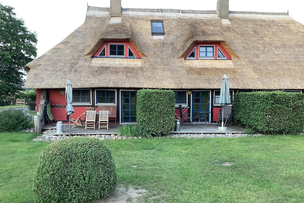 Ganze Wohnung, Gemütliche Ferienwohnung mit Reetdach am Landschaftsschutzgebiet am Achterwasser in Hohendorf (bei Wolgast), Wolgast