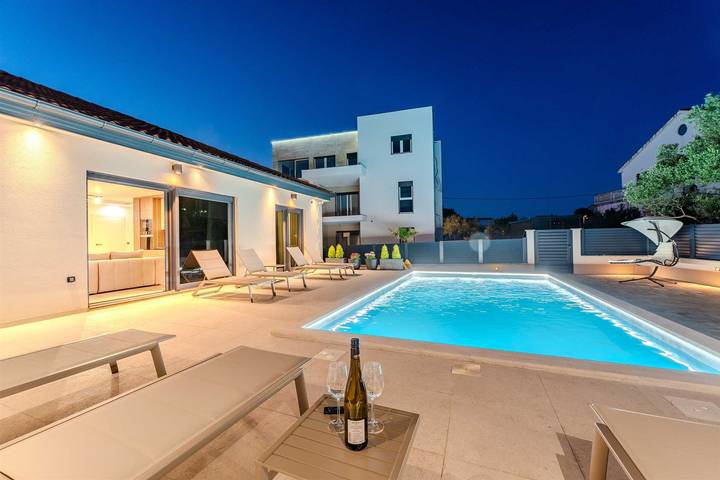 Ferienhaus für 7 Personen, mit Sauna und Pool sowie Terrasse, kinderfreundlich in Zadar