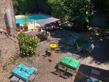 Gîte pour 2 personnes, avec jardin et piscine ainsi que vue et terrasse à Avèze (Languedoc-Roussillon)