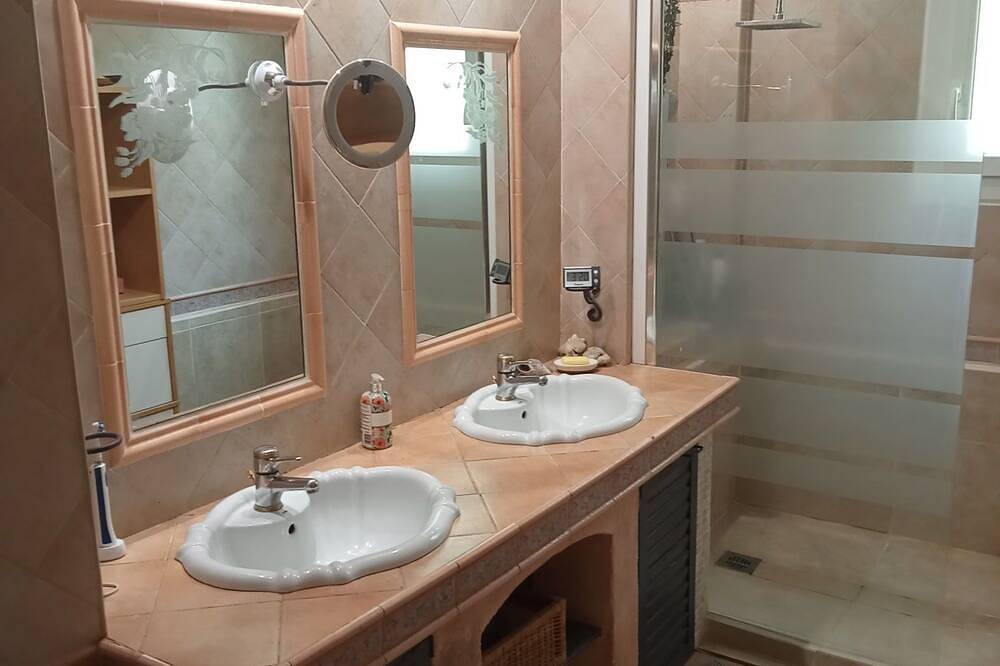 Maison de plain-pied spacieuse et au calme, avec piscine ! in Rocbaron, Côte méditerranéenne (France)