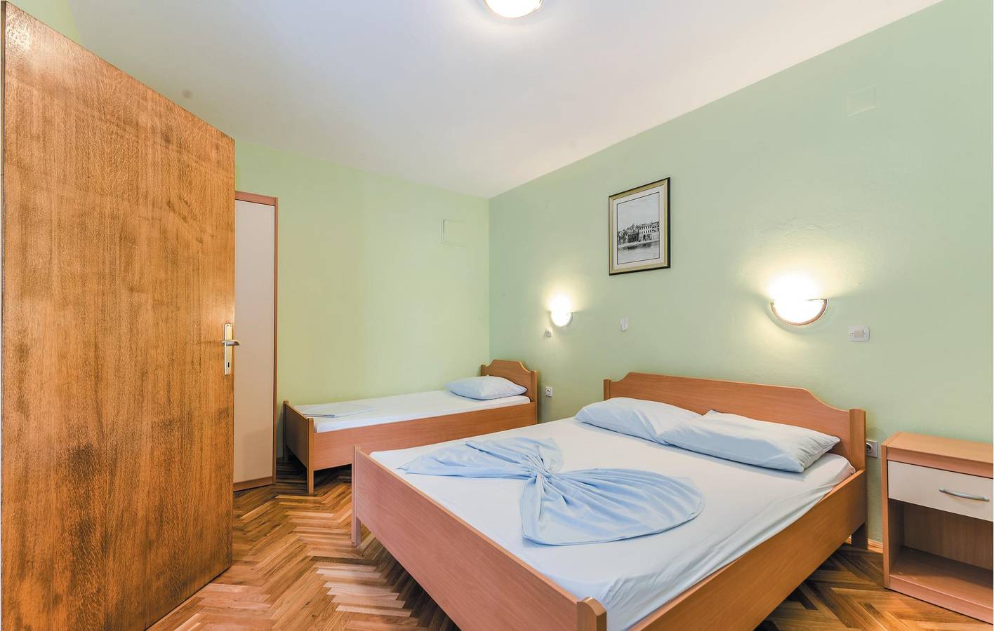 Ganze Ferienwohnung, Gemütliche Ferienwohnung mit Terrasse, 600 m vom Strand Dubrava entfernt in Pag Stadt, Pag