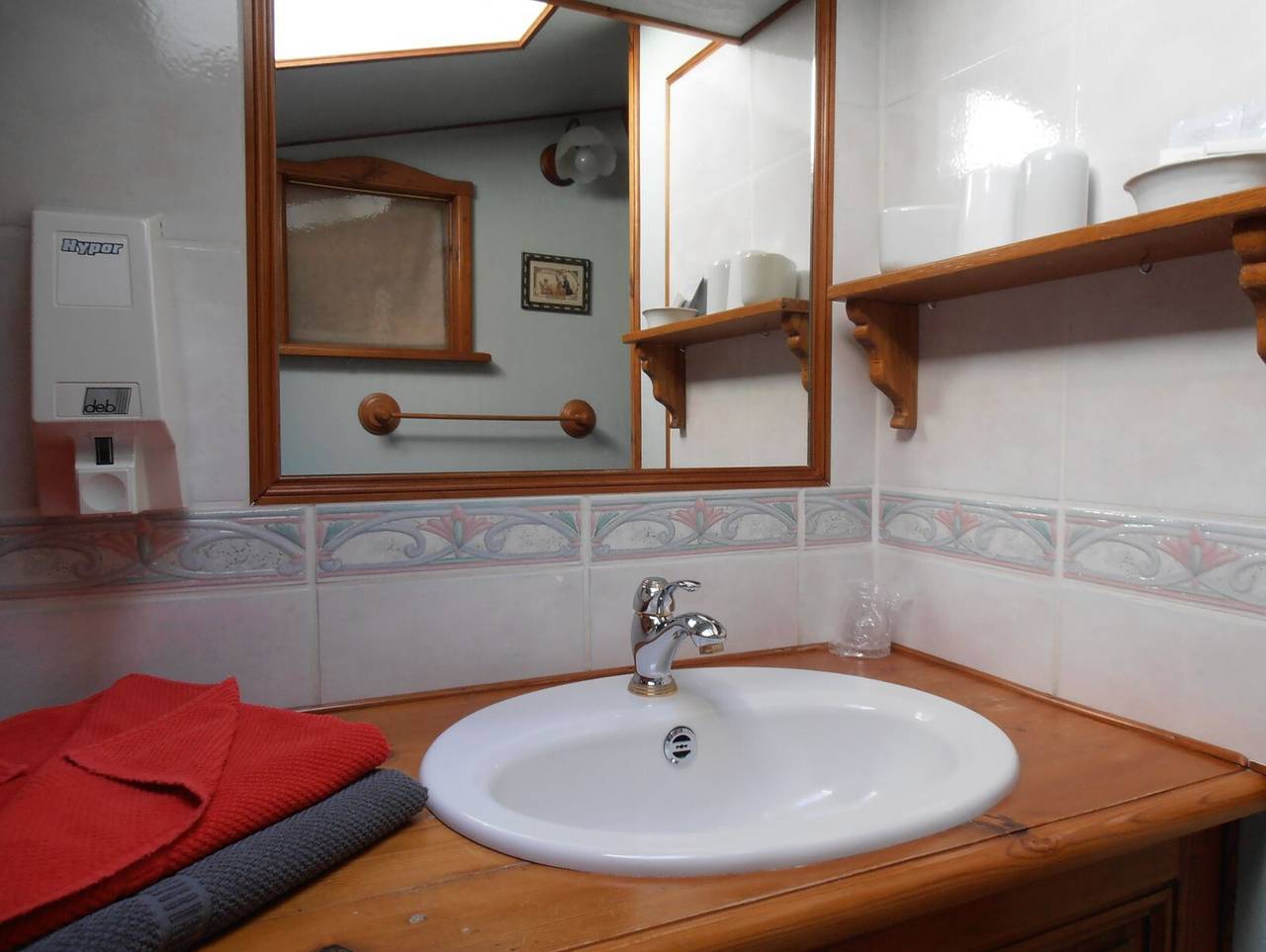 Gästezimmer „Chambre Rêverie“ mit gemeinsamer Terrasse, Garten und Wlan in Polignac, Haute-Loire