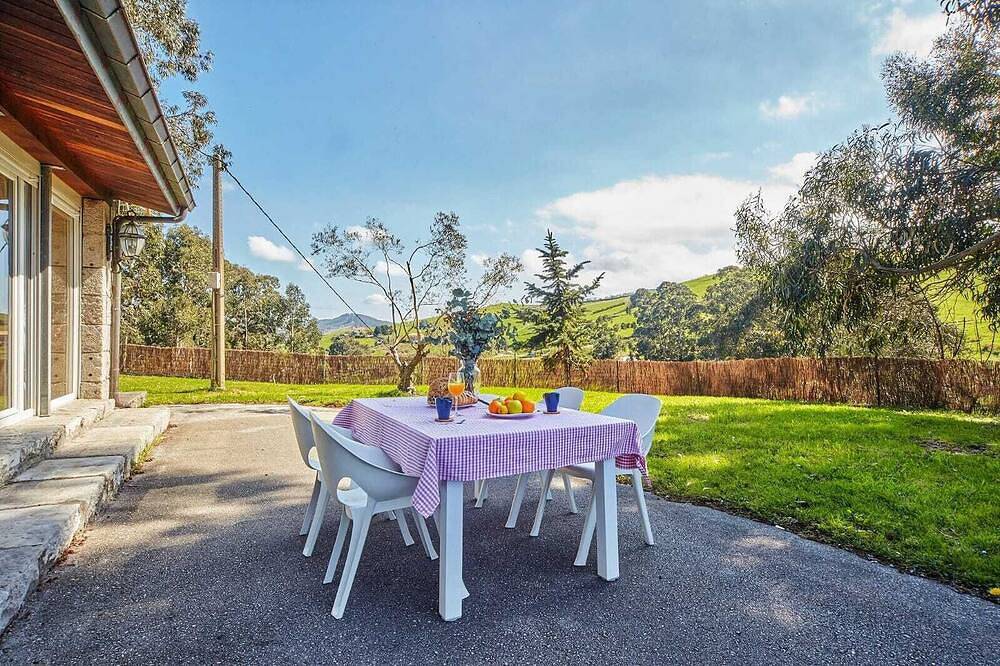 Casa Idílica Para 5 con Vistas al Prado y a 2 Minutos del Centro de Ajo in Bareyo, Cantabrian Coast