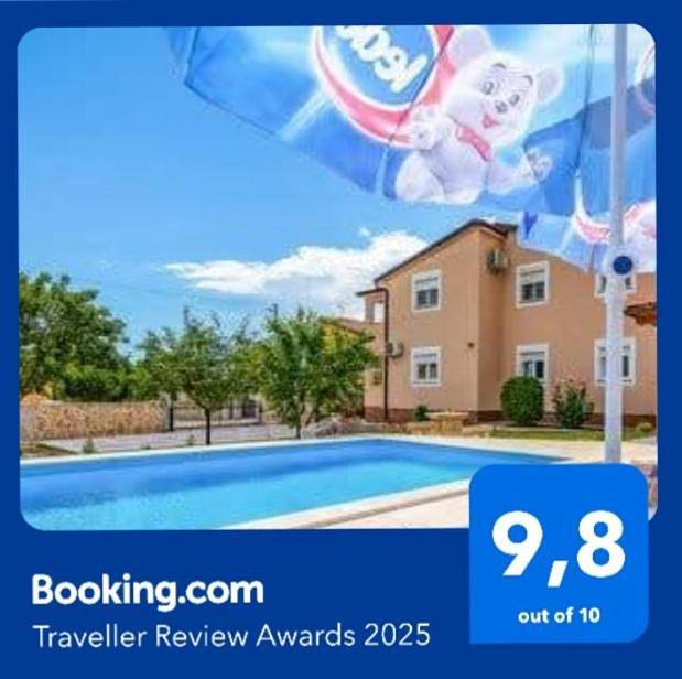 Ferienwohnung für 6 Personen, mit Terrasse und Garten sowie Pool und Ausblick
