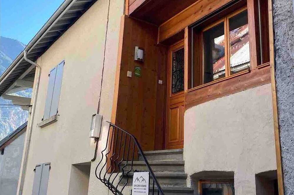 Ciclista moderna casa de pueblo amigable en el centro de Bourg d'Oisans in Le Bourg-d'Oisans, Parque Nacional de los Ecrins