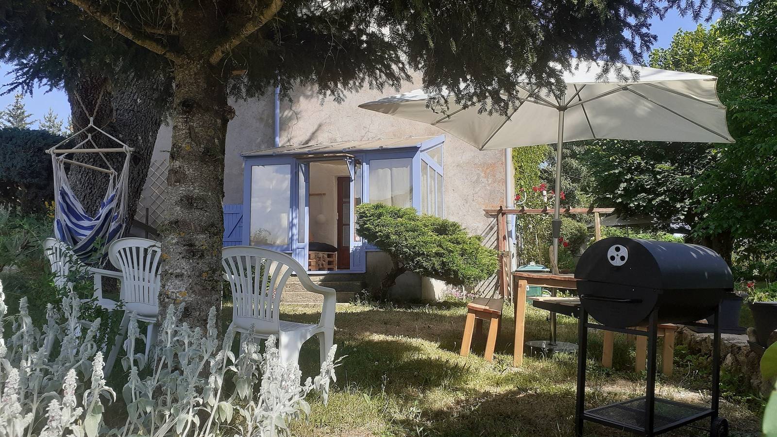Appartement entier,  'Gite Le Cèdre' , terrasse  et jardin privés.Minimum 3 nuits. Climat tempéré l'été in Lespéron, Ardèche