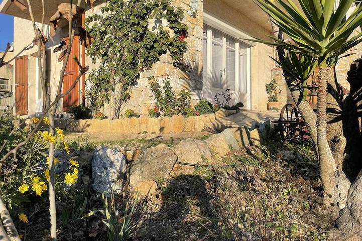 Ganze Wohnung, Cote d'azur apartment between Nice and Cannes with private pool access in La Gaude, Mittelmeerküste (Frankreich)