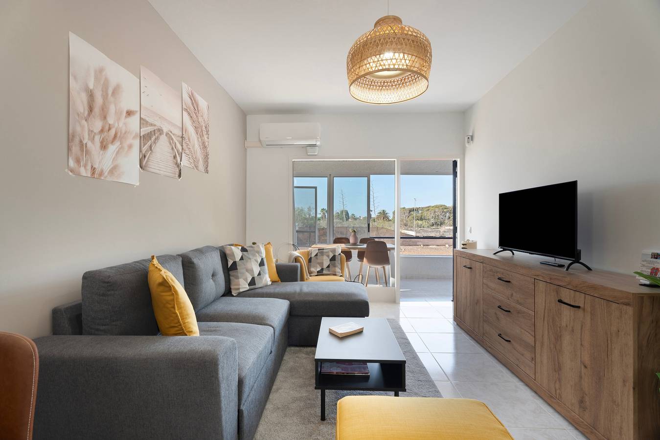 Appartement entier, Vacances 'Noa' avec piscine partagée, Wi-Fi et climatisation in Costa del Silencio, Arona