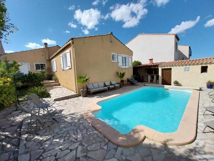 Location de vacances pour 9 personnes, avec piscine ainsi que vue et terrasse à Montredon-des-Corbières