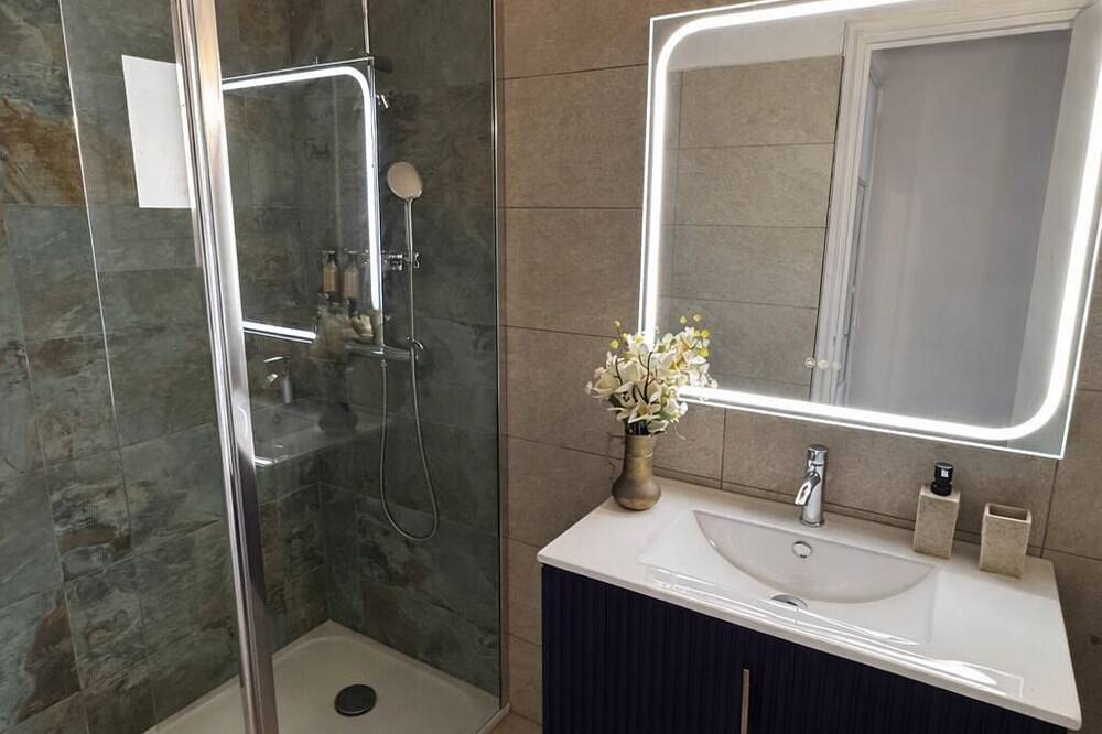 Entire apartment, 4-person apartment with sea view, upstairs or ground floor in Calcatoggio, Ajaccio region